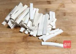 Illustration of how to make fried dried tofu with celery 1