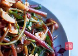 Illustration of how to make healthy peanuts mixed with purslane 11