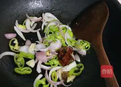 Illustration of how to make stir-fried pickled cabbage 4