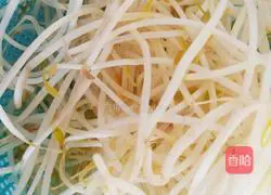 Illustration of how to stir-fry mung bean sprouts 1