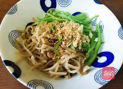 Illustration of how to mix mustard green pepper shreds 5