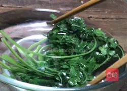 Illustration of how to pour tofu skin with sauce 4