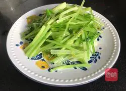 Illustration of how to make dried shrimps mixed with celery 12