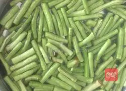 Illustration of how to make olives and spicy beans 1