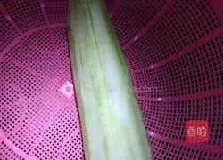 Illustration of how to make luffa and scrambled eggs 1