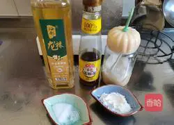 Illustration of how to make stir-fried white jade mushrooms, cucumbers and fungus 2