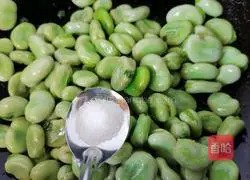 Illustration of how to make broad beans with scallion oil 6