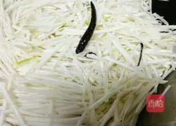 Illustration of how to make shredded mustard greens 3