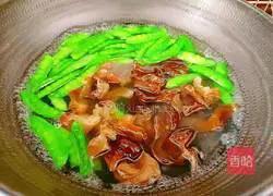 Illustration of how to make lotus pond stir-fry 11