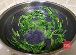 Illustration of how to make fried bean sprouts with bean skin and leeks 5