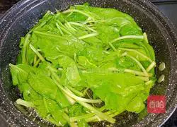 Illustration of how to stir-fry vermicelli with spinach and bean sprouts 2