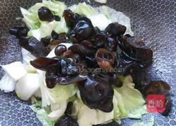 Illustration of how to make vinegared fungus and cabbage 5