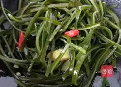 Illustration of how to make spicy kelp shreds 2