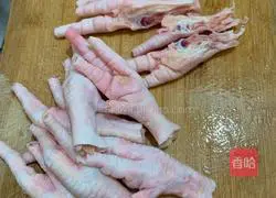 Illustration of how to make spicy and sour wind claws 1