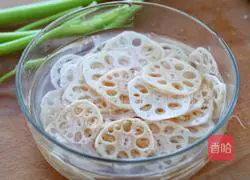 Illustration of how to make fried pork slices with lotus root and celery 2