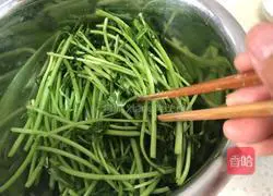 Illustration of how to make steamed wild vegetables with rice flour 6