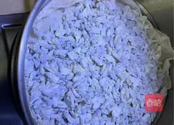 Illustration of how to steam locust flowers 6