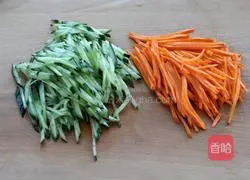 Illustration of how to make cucumber cold shredded dried tofu 3