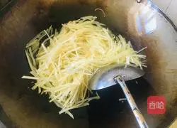 Illustration of how to make stir-fried shredded potatoes 5