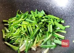 Illustration of how to stir-fry tofu skin with green garlic sprouts 3