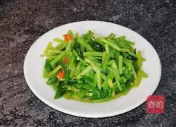 Illustration of how to stir-fry sweet potato stalks with green pepper 7