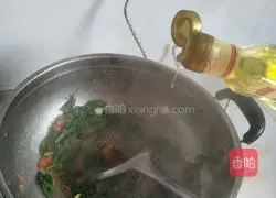 Illustration of how to stir-fry pea tips (bean sprouts) with tomatoes 6