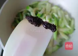 Illustration of how to make soy zucchini 7