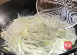 Illustration of how to make vegetable rolls 8