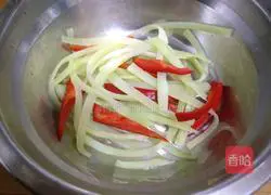 Illustration of how to make black fungus with bamboo shoot tip 3