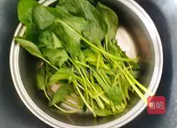 Illustration of how to make spinach with sesame sauce 1