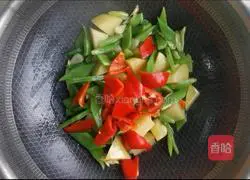 Illustration of how to make spicy stir-fried kidney beans and potato cubes 8