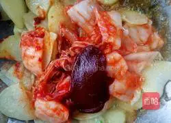 Illustration of how to make spicy cabbage and potato slices 4