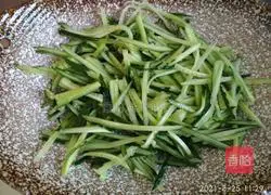 Illustration of how to make cucumber mixed with chicken breast 12