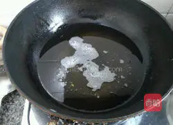 Illustration of how to stir-fry shredded carrots with green pepper 4