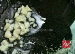 Illustration of how to make stir-fried shredded lettuce 3