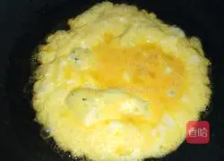 Illustration of how to make fried eggs with leeks 4