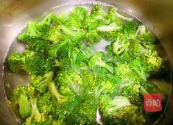 Illustration of how to make cold broccoli 4