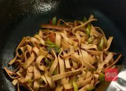 Illustration of how to make fried tofu skin with green pepper 6