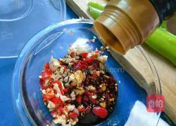 Illustration of how to make tiger skin and green pepper preserved eggs 4