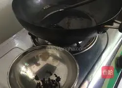 Illustration of how to make fried pork slices with green pepper 2