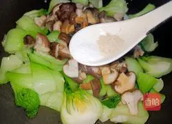 Illustration of how to stir-fry mushrooms and seaweed 11