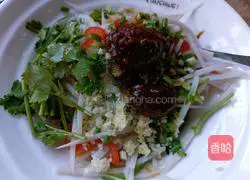 Illustration of how to mix lotus root shreds 9