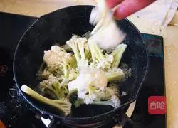 Illustration of how to stir-fry organic cauliflower with tomatoes 1