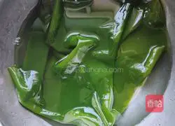 Illustration of how to make garlic kelp shreds 1