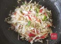 Illustration of how to stir-fry pickled beans with cabbage 8