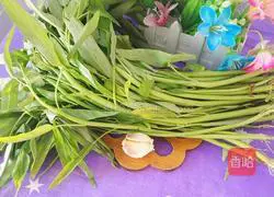 Illustration of how to make stir-fried water spinach 1