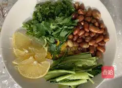 Illustration of how to make lemon shredded chicken shreds 4