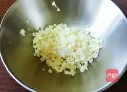 Illustration of how to mix mustard green pepper shreds 3