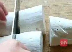 Illustration of how to make chrysanthemum and oyster mushrooms in tomato juice 2