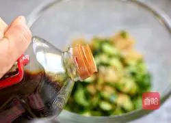 Illustration of how to make cold cucumber and tofu skin 4